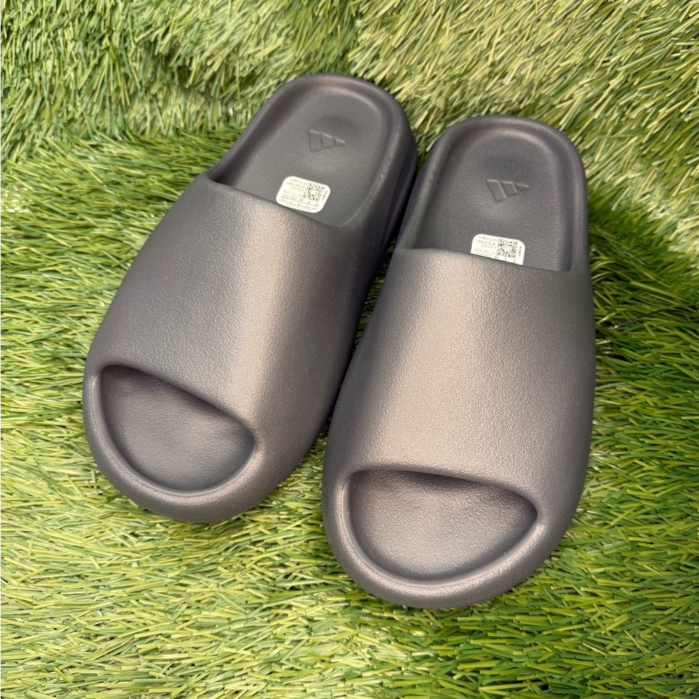 Adidas YEEZY Slide ONYX- Brand New! Mens size 5/Womens size 6